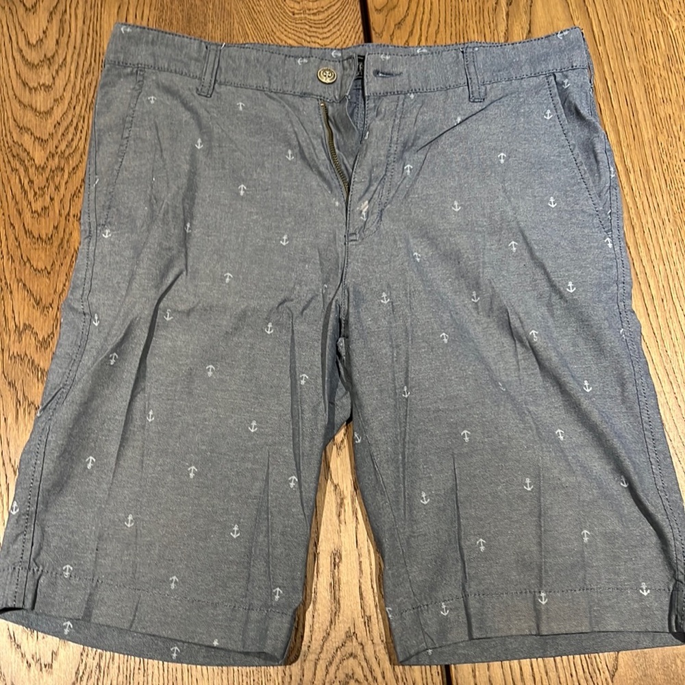 Casual shorts with anchors